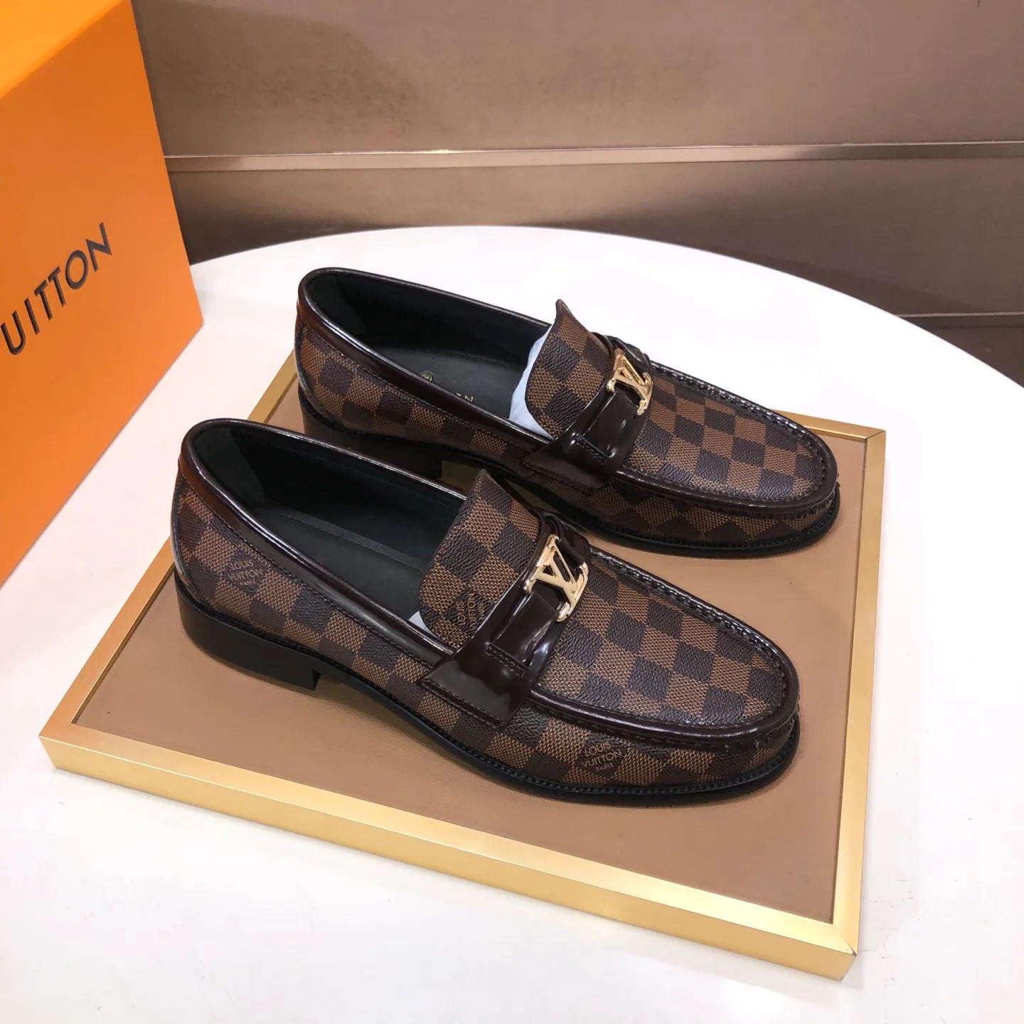 Men's men's shoes💰540💰[LV] (original single cowhide lining)🍀LV's latest genuine leather business suit shoes are available on the official website at the same time. The first-layer cowhide imported from Italy is made of heavy gold, and the official website has a 1:1 rubber outsole. Versatile to wear, high-end without losing class, and the color combination is extraordinary. This four-season style is alluring when worn on your feet, showing off your big-name flair. Standard code 38-45 (45 customized)